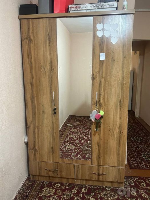 Янги холатда кийим учун шкаф.