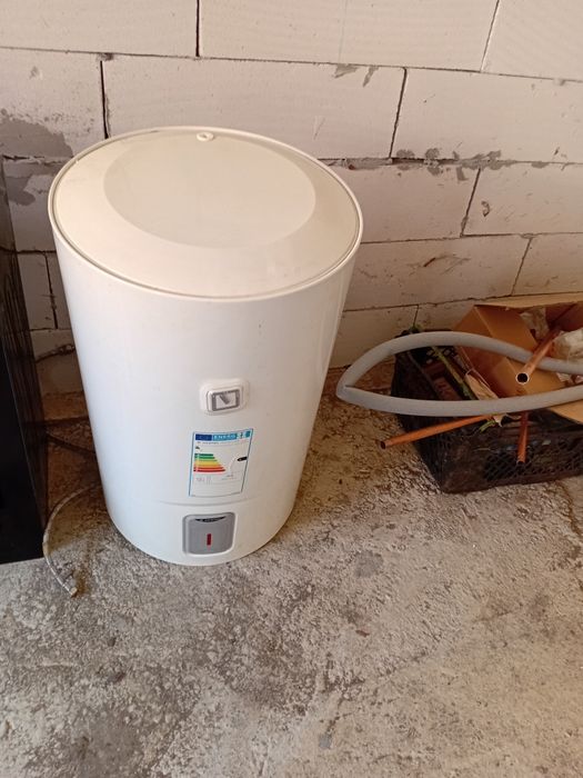 Vand boiler pe lemme folosit foarte putin pret 1200 negociabil