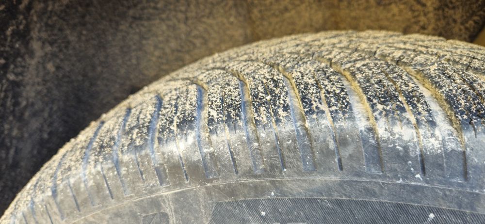 Гуми Brigestone - 215/65/17, с джанти и тазове за Шкода комлект 4 бр.