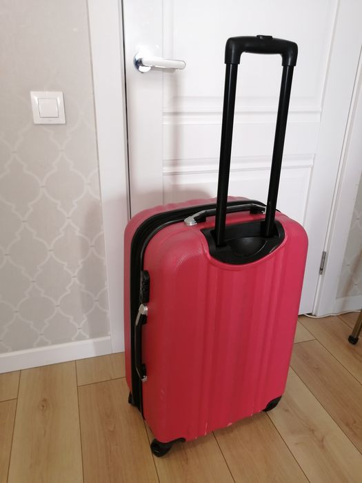 Продам средний чемодан.