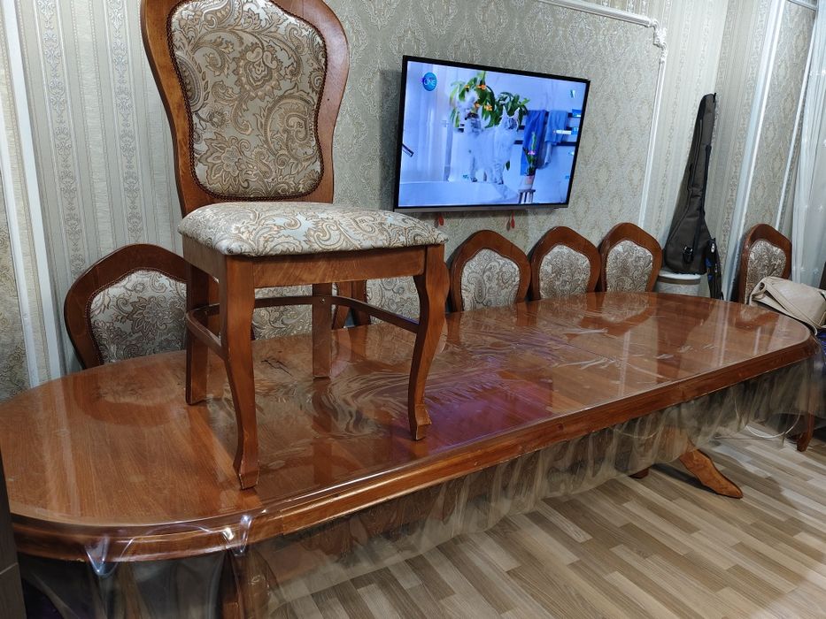 Стол, +12 орындық.