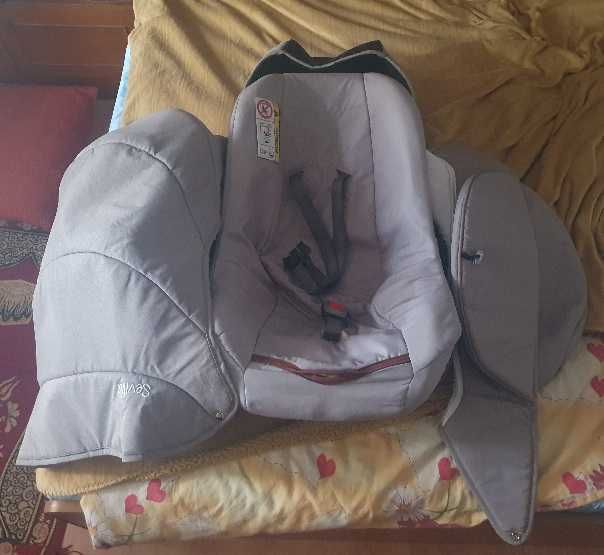Scoica auto masina autoturism, scaun bebe bebelus copil mic cu maner reglabil rabatabil, in stare ca noua cu huse mai multe, invelitoare toamna iarna
