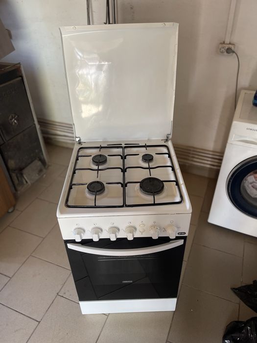 Aragaz Zanussi /pe GAZ cu 4 ochiuri, aprindere, electrică plita/cuptor