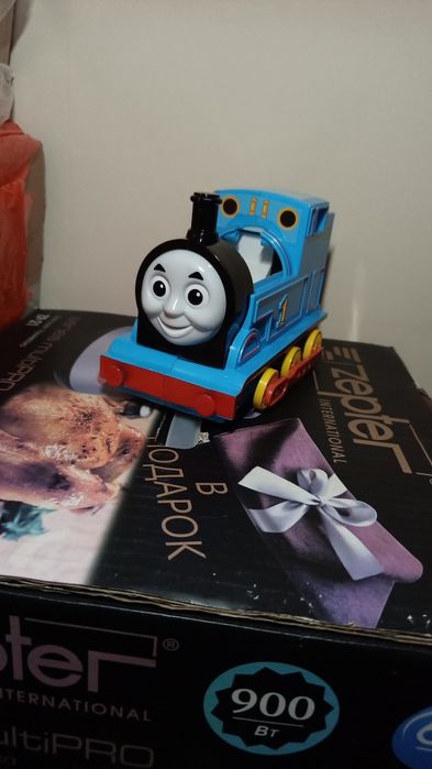 Детский музыкальный паровозик на батарейках.