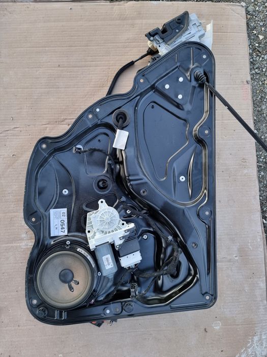 Vând macara cu broască usi spate pentru passat b6 combi.