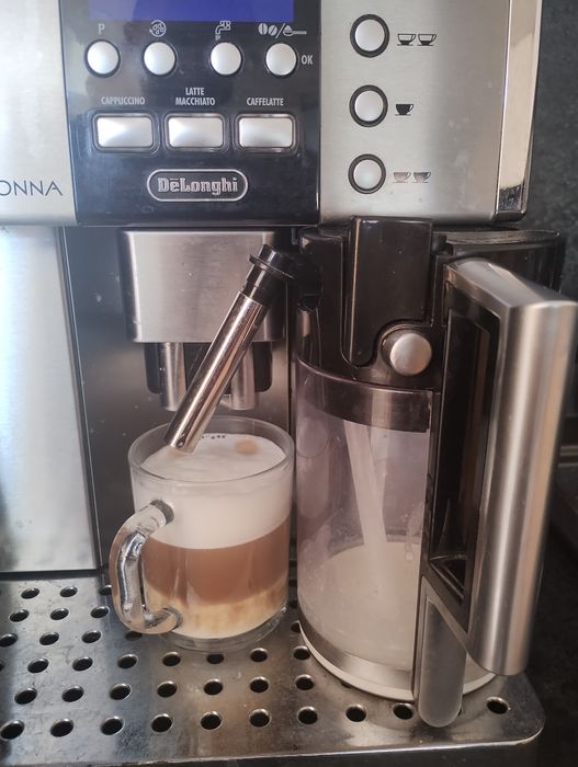 Кафе автомат кафемашина Delonghi prima Donna 6600 със каничка