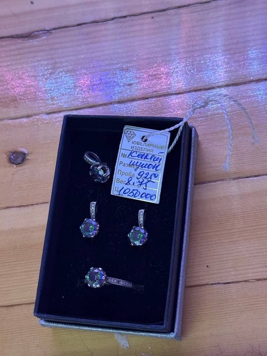 Продаются красивые серьги кольцо и кулон