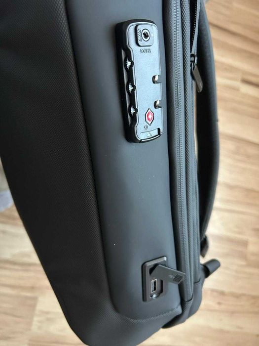 rucsac pentru  laptop 15'6  USB charger