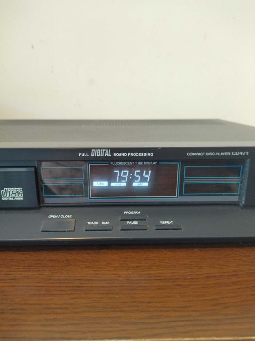 Продавам CD плеър PHILIPS CD471