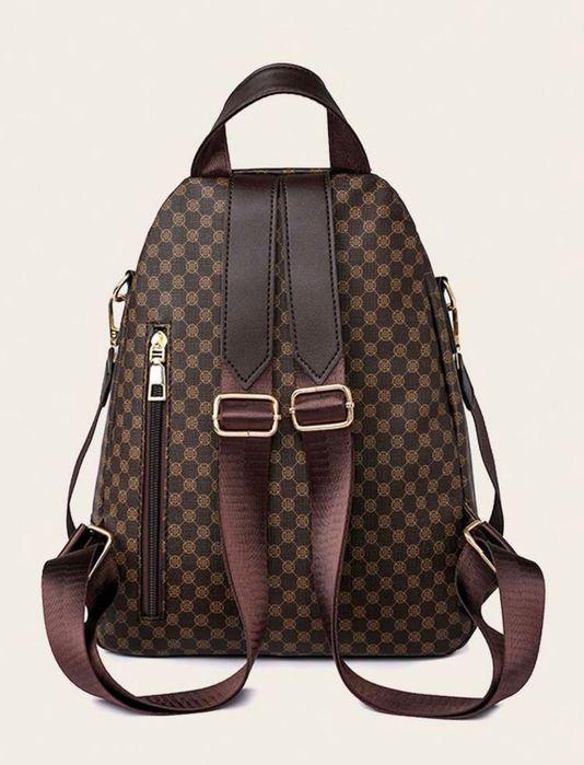 Кокетна раничка с много разделения