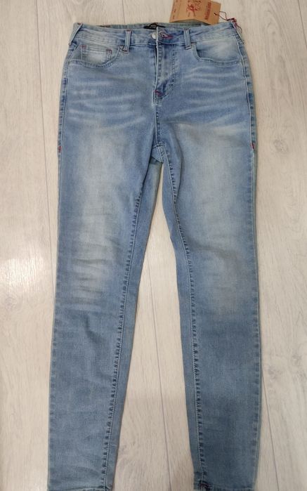 продам скинни джинсы true religion