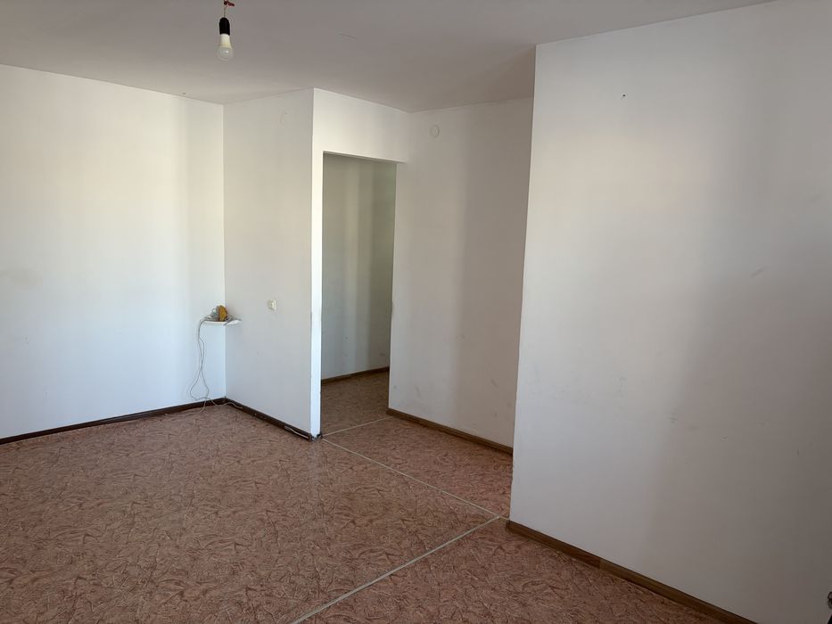 Продается двух ком. квартира мкр конырад