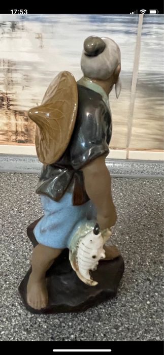 Bătrân cu pălărie și pești