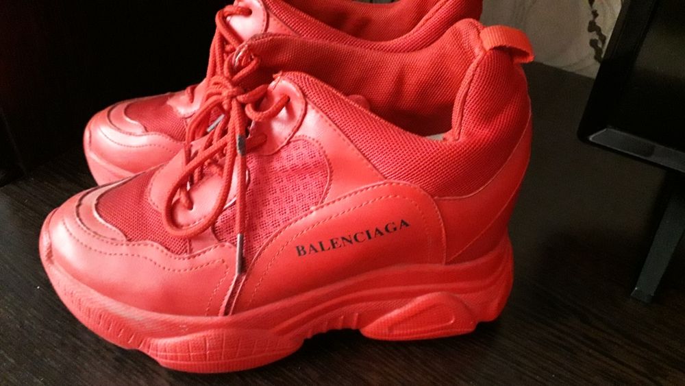 Кроссовки женские