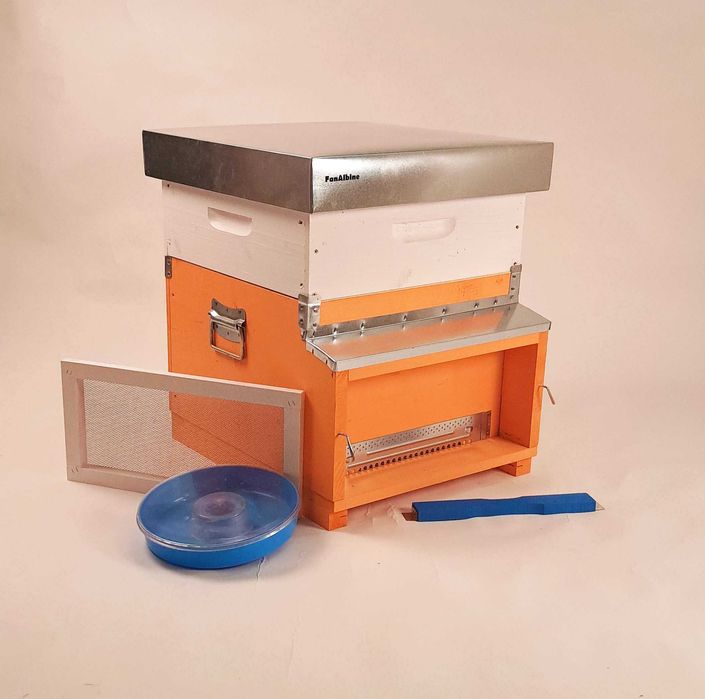 Stup complet cu balconas de 12 rame, Magazie, rame insarmate, hranitor