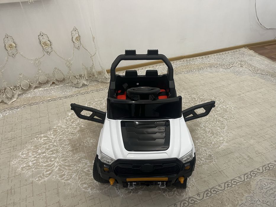 Продам машинку детскую