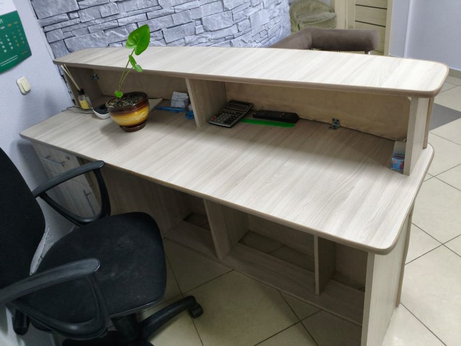 Стол стойка в хорошем состоянии.