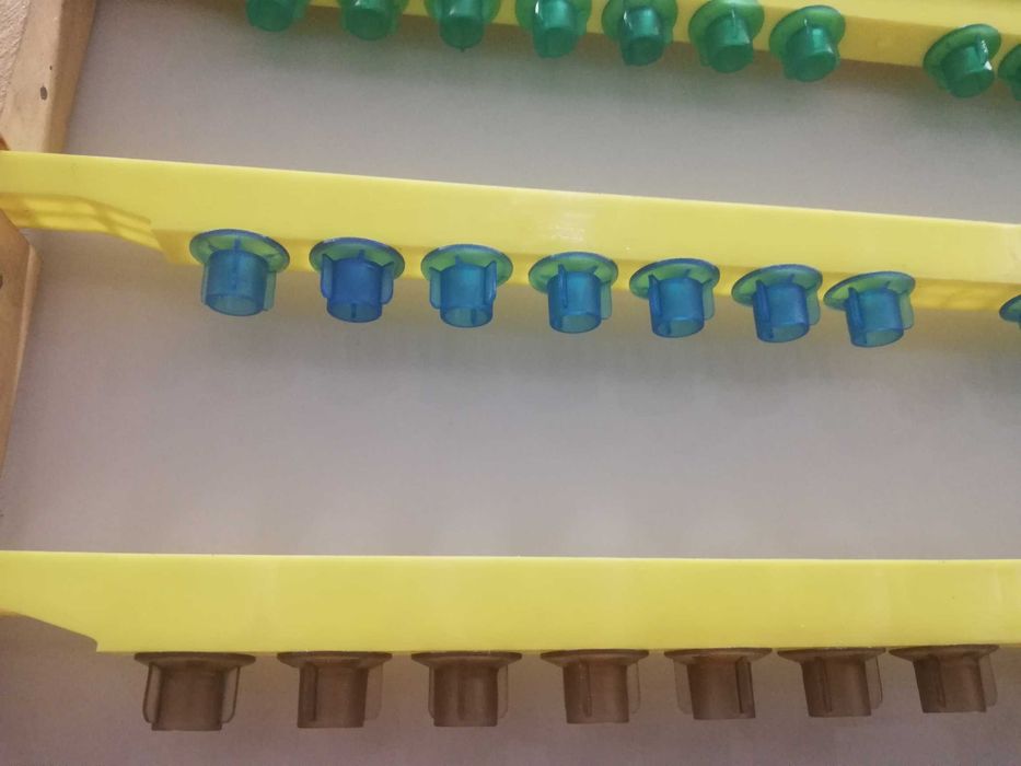 Предпазител пчелни маточни, чашки и държач