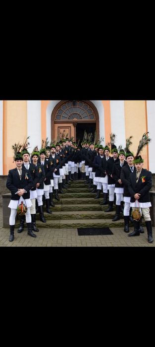 Închiriez haine populare