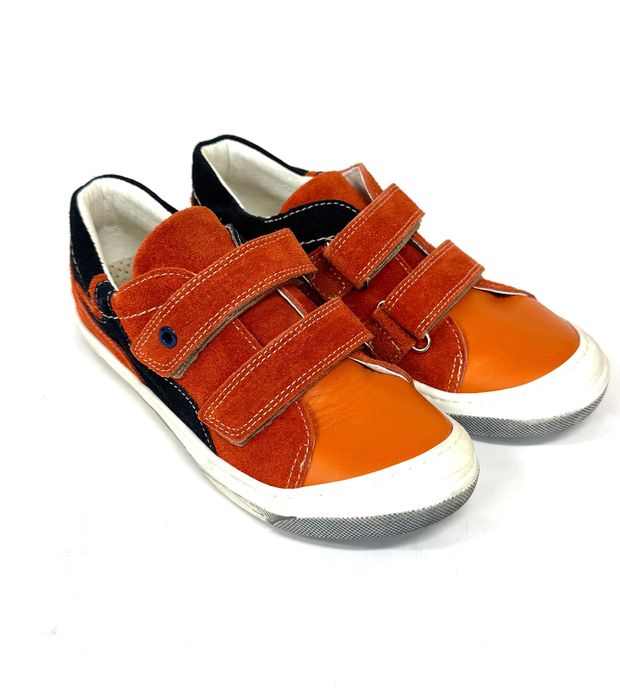 Детски обувки, сандали, боти и пантофи на разпродажба от магазин.