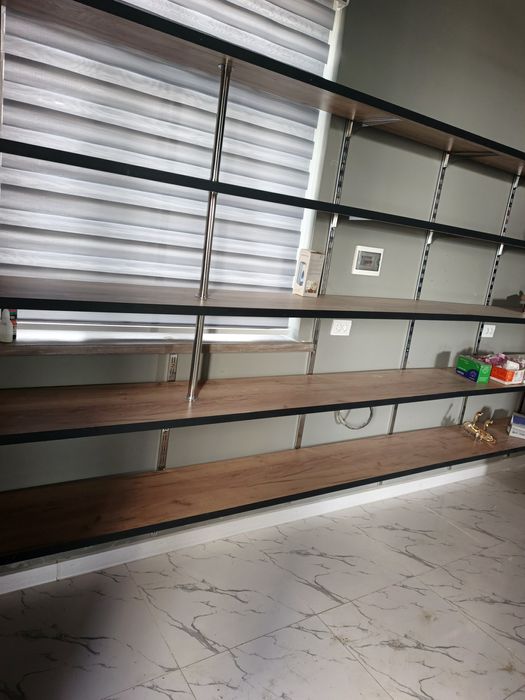 Курилиш моллари доконидаги мебеллар сотилади