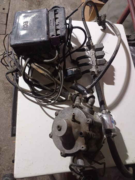 Газов инжекцион за 4 цилиндров автомобил