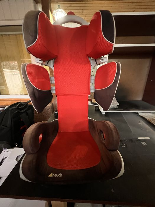 Doua scaune  auto pentru copii.