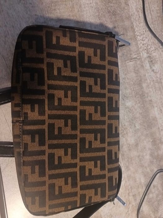 Vând geanta noua Fendi