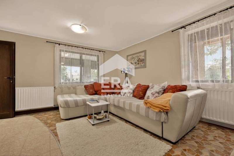 Триетажна, ексклузивна, напълно обзаведена къща за продажба, с простор