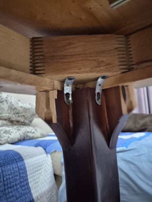 Стол для гостинной