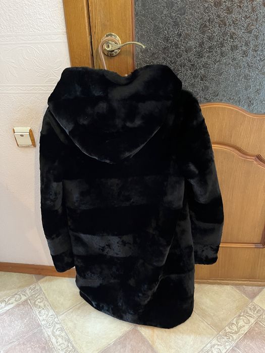 Шуба мутон с капюшоном  новая.