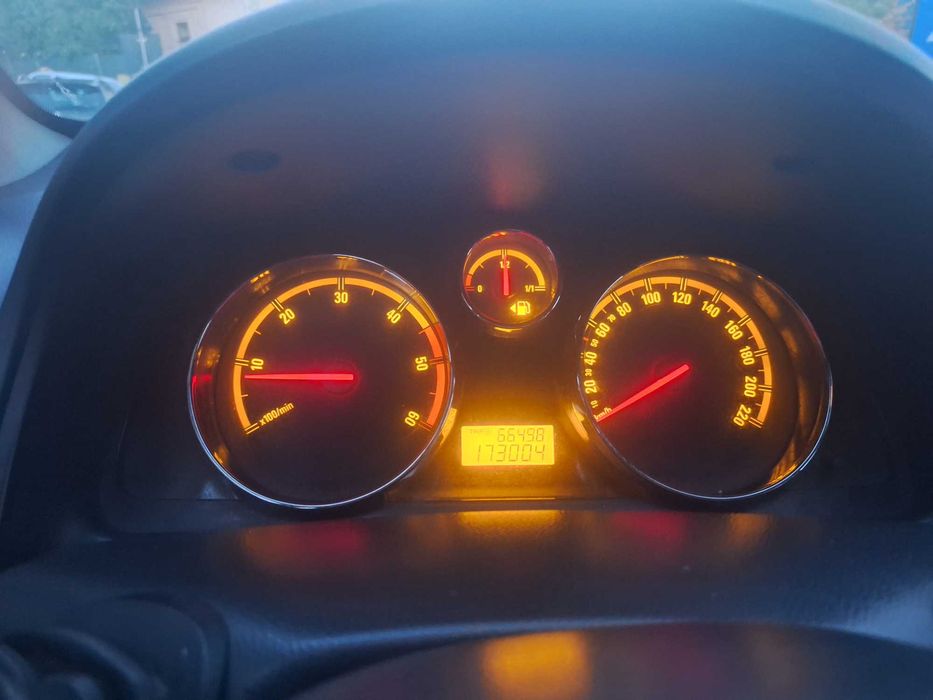 Automobil opel antara