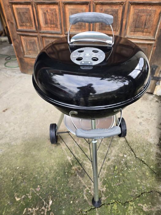 Барбекю за дървени въглища Weber