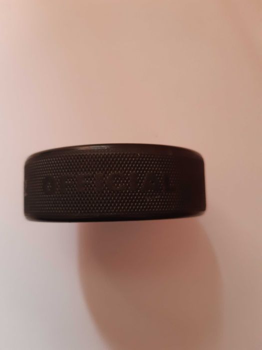 Шайба за хокей на лед, чисто нова и много стара