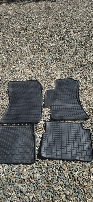 Продам коврики на машину