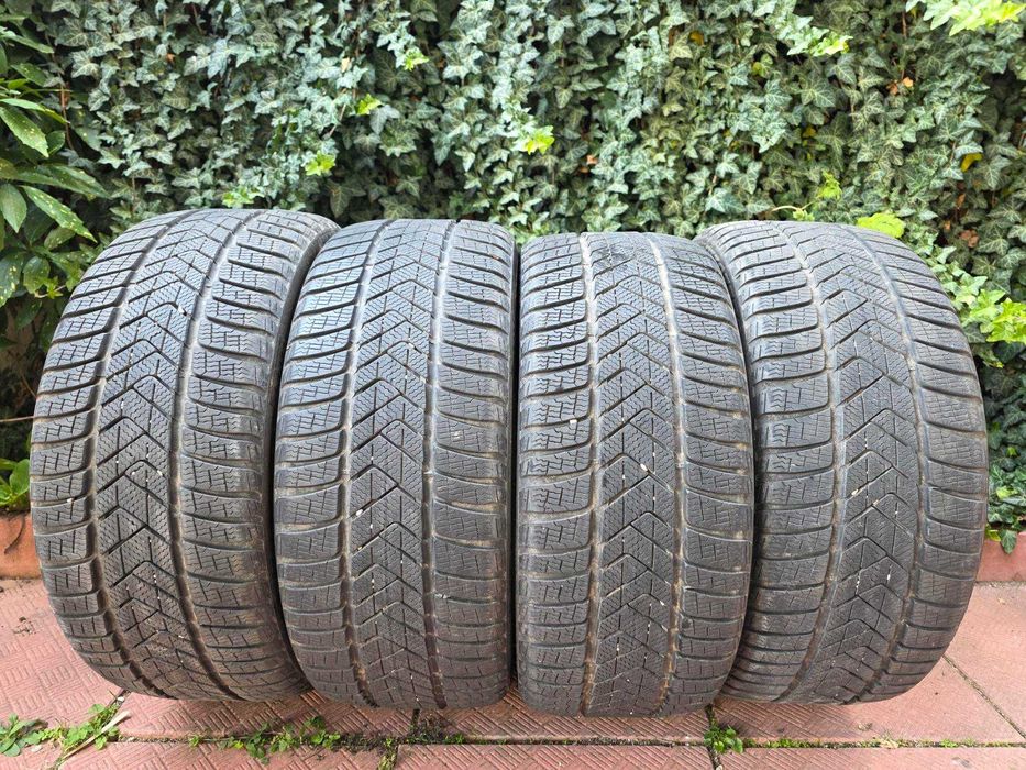 Зимни гуми Pirelli sottozero 3 235/35/20  от Tesla model 3, 7 mm.