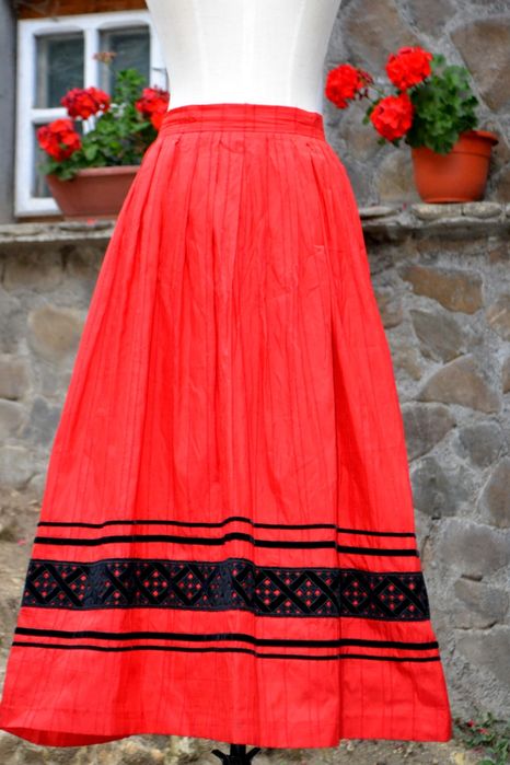 Fusta rosie din matase naturala cu elemente din catifea neagra