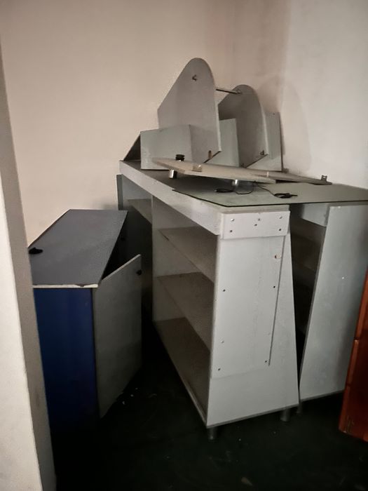 Apteka uchun yasalgan mebel, unaqa ko’p ishlatilmagan