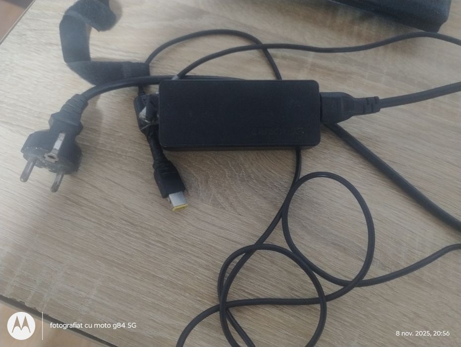 Vând leptop Lenovo G500 i3 seria 3 cu tastatură și maus