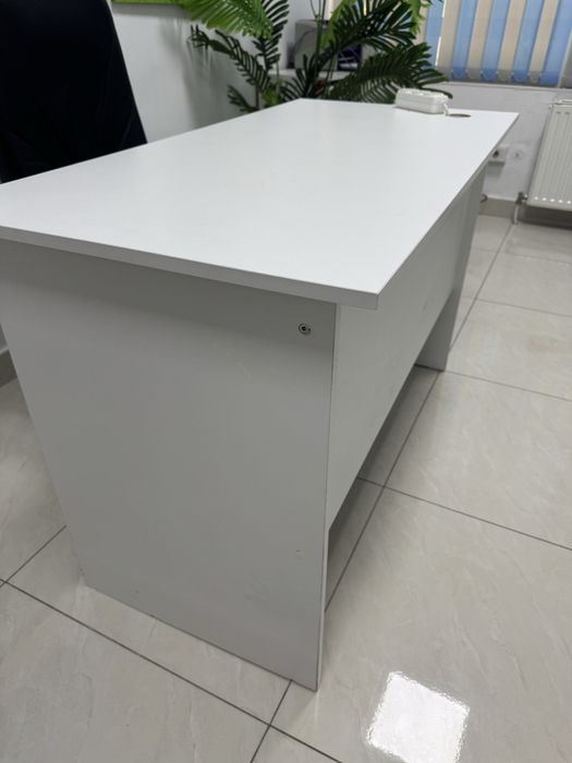 Срочно продам 2 стола!