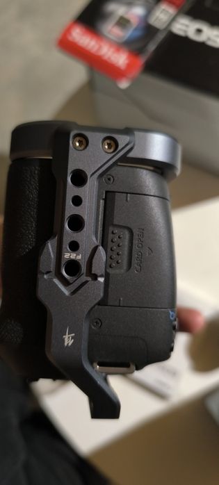 Canon R7 + кейдж + карта 64GB + батерия