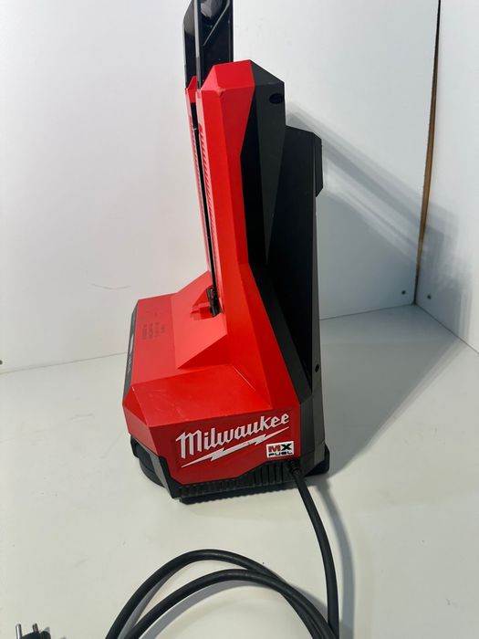 Incarcator Milwaukee MX FUEL 72V