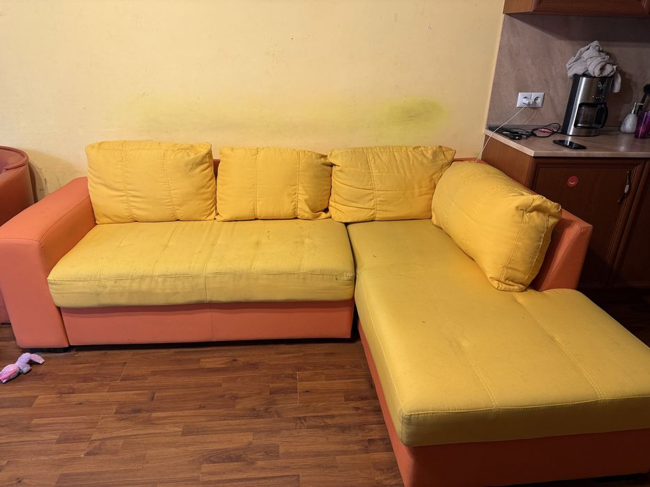 Цветен и удобен диван