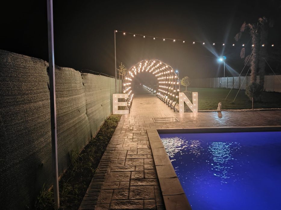 Închiriază Tunel Lumini Infinity pentru evenimentul tau.