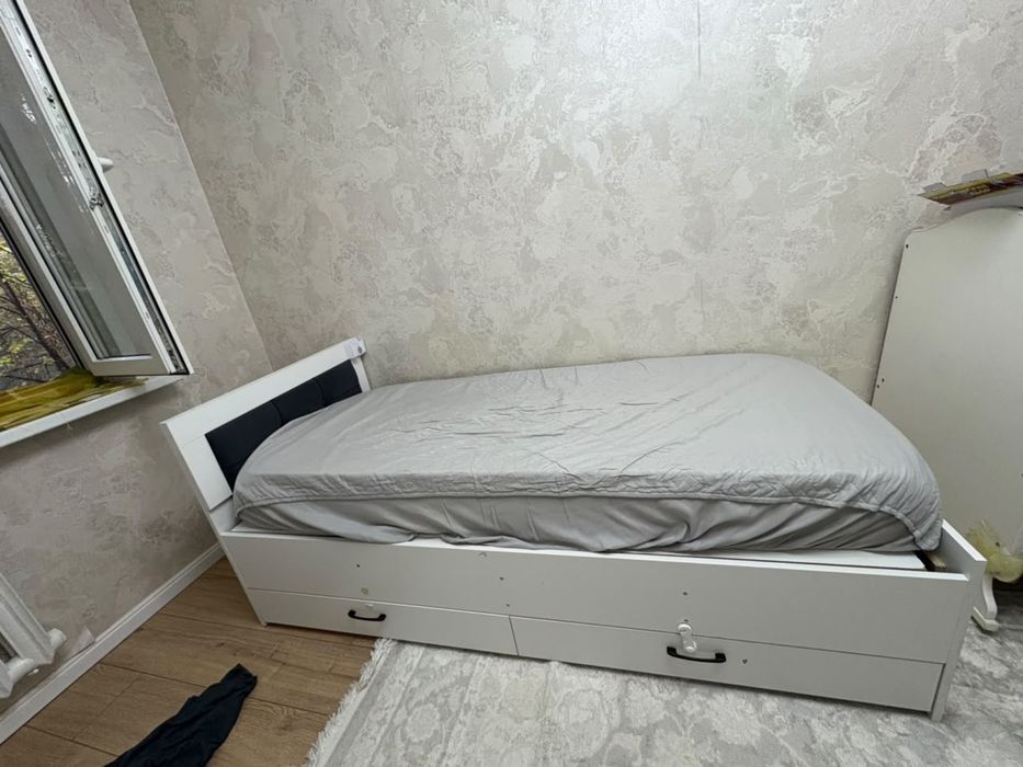 Продам кровать одномесный с полками