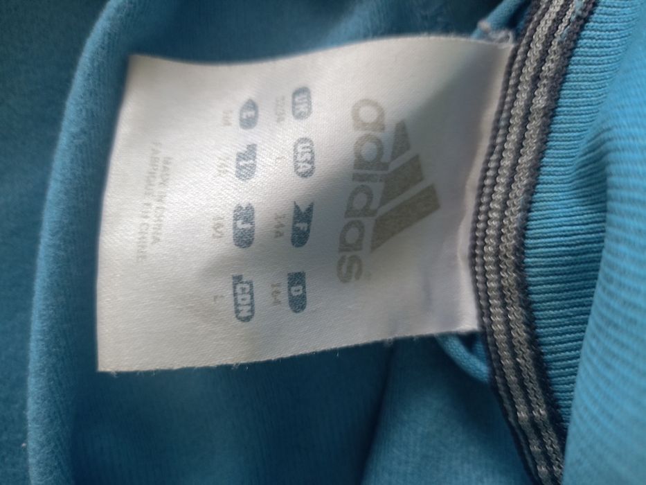 Vând treining damă Adidas produs de calitate superioara mărimea,bluza M, pantalonii XL.