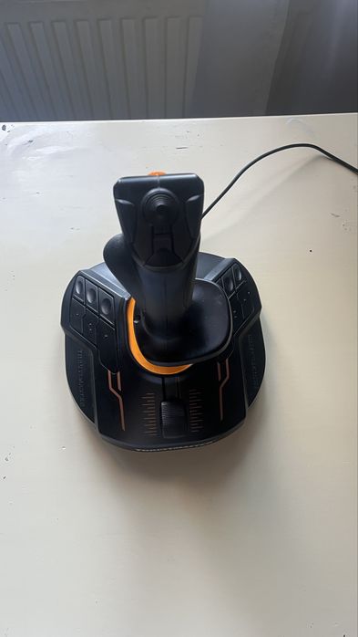 Vând kit Thrustmaster T16000M, în stare foarte bună și perfect funcțional.