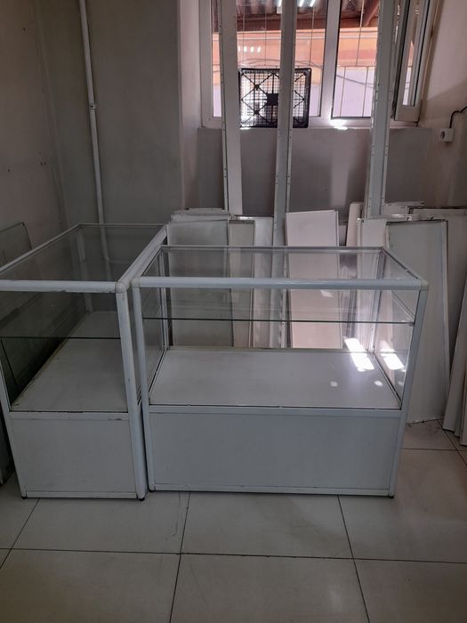 Срочно продам витрины   б/у