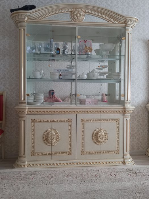Продаю Сервант и Зеркало, бренди Версачи. самовывоз