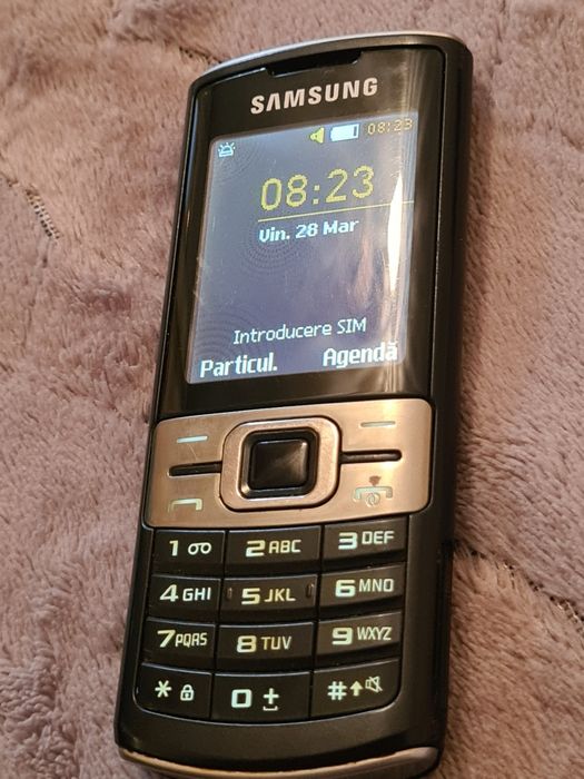 Vînd telefoane mobile pe butoane.